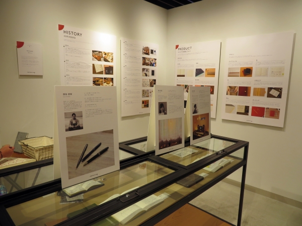 「10 年のあゆみ」パネル展示 と タッチアンドフロー製品を愛用している6名のユーザーから、「10年愛用品」と「わたしのTOUCH ＆ FLOW」を紹介