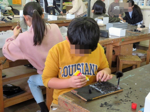 花炭アートの作品作りに集中する子どもたち