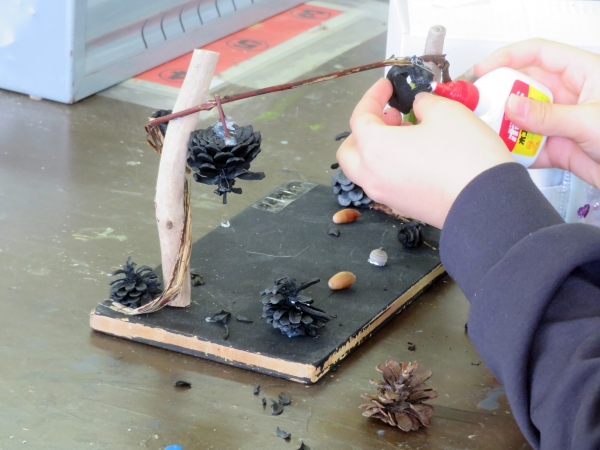 子どもたちが収集した自然の素材を花炭にし思い思いのアート作品に
