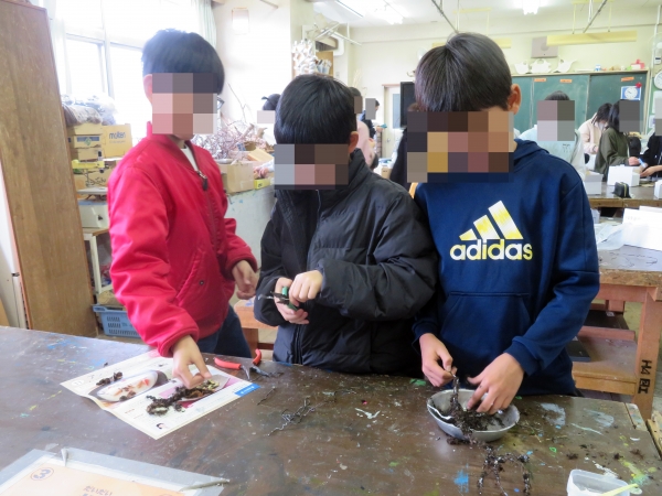 こちらの花炭アートは人型にした針金に細かな炭を張り付けた個性的な作品