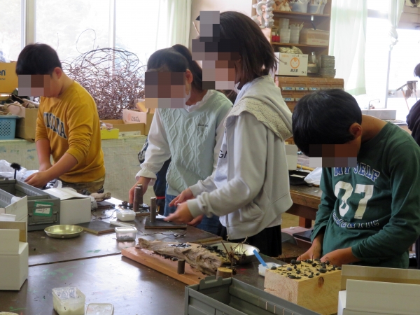 花炭アート制作を互いに協力して作り上げる姿も