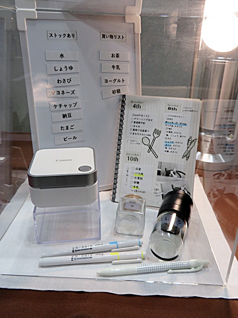 キヤノンMJ　感熱方式ミニプリンター「NSPiC memo」参考出品。メモをとる感覚で気軽に使うことができる白黒印刷のミニプリンター。「手帳デコレーション」のほか、整理整頓に役立つ「ラベル」、買い物リストなどの「メモ」、「学習」などにも使えます