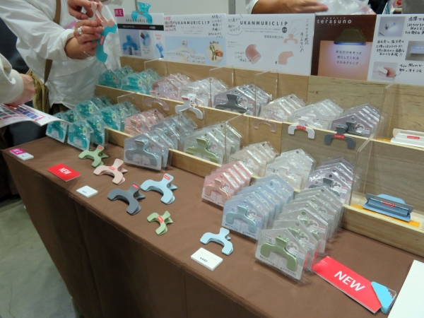 開いたまま固定できるブッククリップ『ウカンムリクリップ』に文具女子博限定カラーが登場 サンスター文具