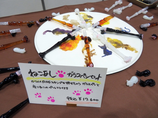 猫足ガラスペンシリーズ。アンティークの家具やバスタブにある猫足のガラスペン。肉球はスタンプとして使えます。今回は可愛い猫のペンレストをセットにしました！FLAME WORKS