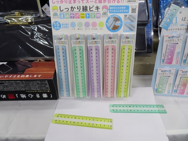 線を引くのが苦手... そんな人におすすめ！しっかりした線が引ける直線サポート定規「しっかり線ビキ」。利き手関係なく使える、左右両目盛り　共栄プラスチック