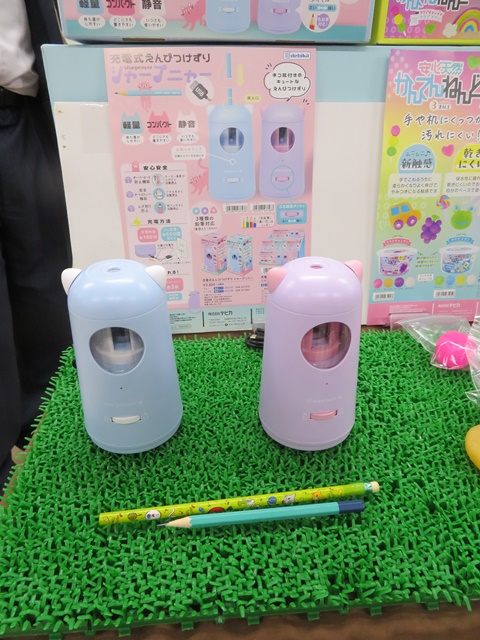 ネコ耳付きでキュート！軽量・コンパクト・清音　安心安全　3種類の鉛筆対応（直径6.5ｍｍ～8ｍｍ） 充電式えんぴつけずり「シャープニャー」デビカ