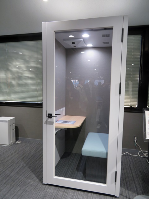 ドア付ワーキングブースに、省スペースで設置できるコンパクトタイプが登場「デリカブース タイプS」