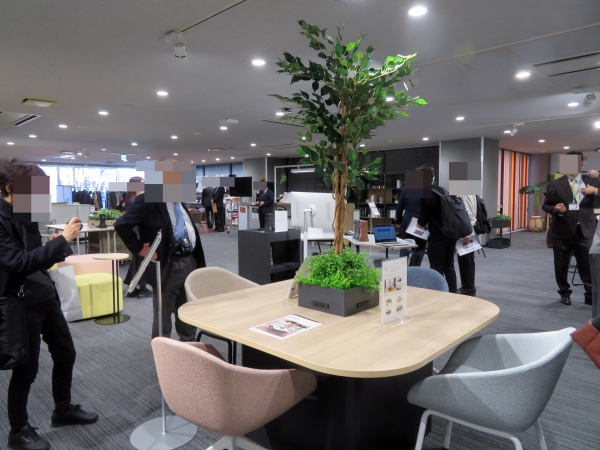 インパクトのある専用グリーンが安らぎを与え、自然な会話を促すスクエア形状のテーブル「スクエア型テーブル＜パルラーレ＞」。ほっとするような淡いトーンのカラーリングが、オフィスを穏やかに彩る「ラウンジ用チェアー＜トレニア＞」