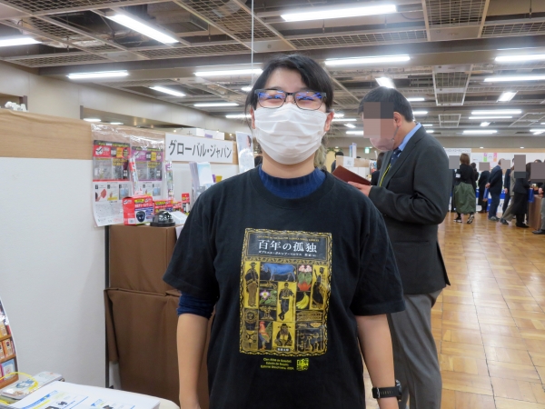 文庫化が話題のガルシア＝マルケスの代表作『百年の孤独』文庫版装幀Tシャツ 　新潮社