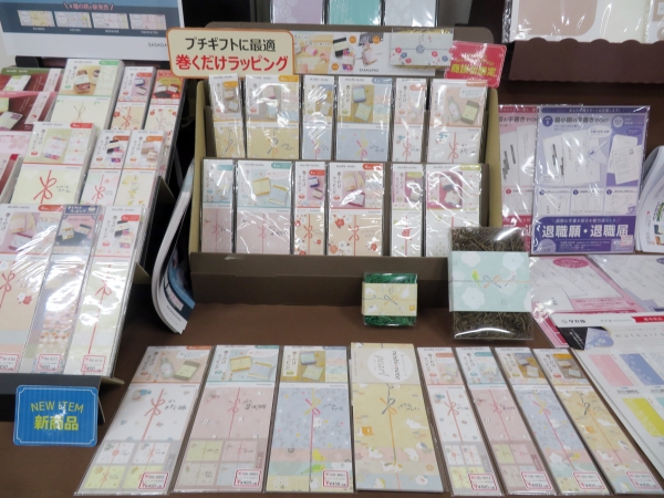 ギフトシーンを上品に彩る、のし紙のようなラッピングアイテム。ノート状なのでバラけることなく保管でき、1冊に4柄入っているのでお好きな柄から使用できます。用紙は手触りのいい伊予和紙「のしノート パール」ササガワ
