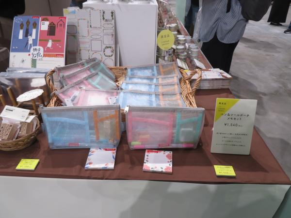 透け感を生かした優しい色味は文具女子博限定！小物がたっぷりと入ります。オリジナルデザインのメモ帳付き「文具女子博限定 ペン＆ツールポーチ メッシュ メモ付」ミドリ