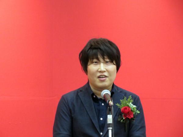 コクヨ㈱中津康宏氏は、「僕が左利きにでして、左利きで右利きの世界の物を無理やり使って生きてきた。その経験があって、文具を開発する上で『この不便さを解決できないか』との想いからサクサを開発。右利きでも力が手に入らない人ともワークショップを重ねて形にしてきた」と述べた。