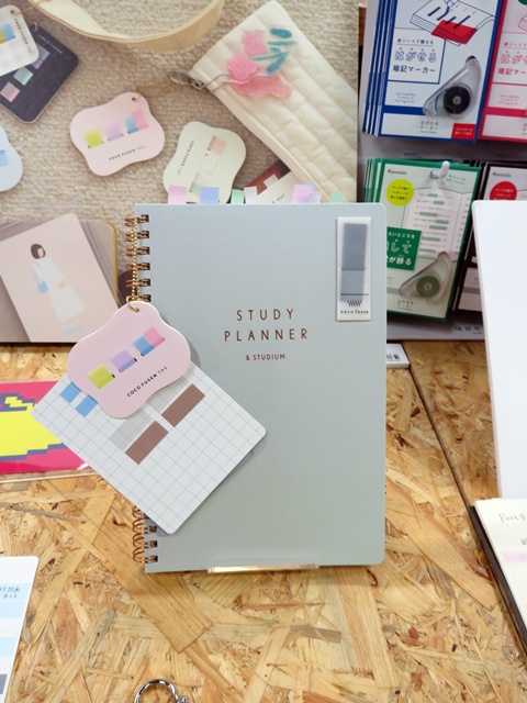 「ココフセン タス チャームふせん」リングノートやシステム手帳、バインダーなどのリング部分、ポーチ、そのほか好きなところにつけてもてる。サッと取り出して使える状態をつくる、チャームタイプのふせん。　カンミ堂