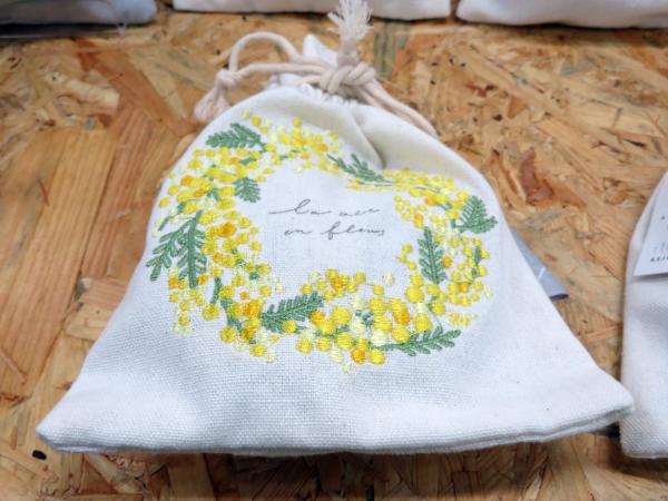 繊細な刺繍雑貨を扱うｉｔｏ＆（イトアンド）。刺繍の美しさ、デザインのこだわり。トートバッグやポーチなど制作・販売