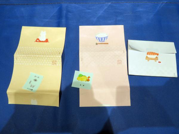 便箋と封筒が一緒になったミニレター「OKU Letter(オクレター)」を折って。折り目にシールを貼ると、どんぶり・お寿司・ねこが完成します　シード