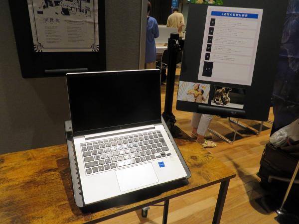 静電気の力で紙を吸着することにより、画鋲やマグネットが不要「ESCLIP（エスクリップ）」。表面に紙を吸着した状態で書き込みが可能　クリエイティブテクノロジー