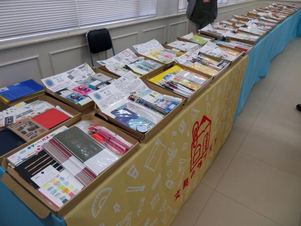「文具のサブスク」は 毎月、文具道師範代がセレクトした文具がお手元に届きます。  新商品、話題の商品、懐かしの商品 など、色々と試せる文具をジャンルをまたいでお届けします。  文具にだってドキドキしてサプライズもあってもいいですよね！