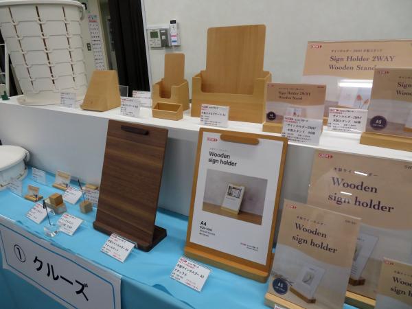 メニュー表としても使用可能な木製サインホルダー。 台座から取り外せば、クリップボード仕様に。 掲示物が見やすいL型のスタンド、 用紙はマグネットで固定可能。木製サインホルダー A4 【ナチュラル】【ウォールナット】クルーズ