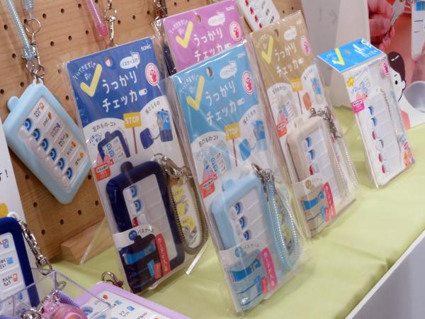 カギ忘れた！うっかりあるあるを解決。準備ができらＸから〇に！カンタンチェックで忘れ物・コトを０へ！カチッと！操作感長持ち高耐久スライダー（特許出願中）「うっかりチェッカーパスケース付 スパイラルチェーンで落とさない」10月発売予定