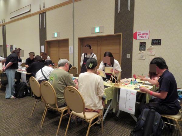 皆さん、キットパスアートインストラクター認定を受けた講師による多彩なワークショップでキットパスを心ゆくまで楽しんでます！