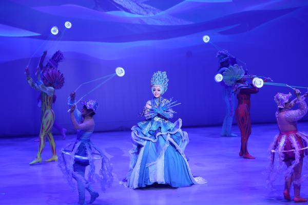 音と光、ダンスなどによる演出
