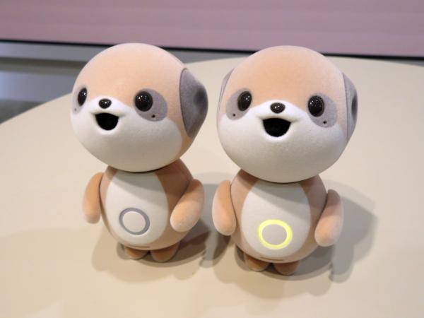 身振り手振りで感情豊かに話をするほか、お腹のランプを虹色に光らせて、うれしい気持ちを伝えます