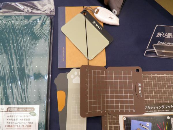 折りたためるFlip Cutting Matシリーズ　ノートタイプ（特許取得）半分に折りたたんで収納、サイズA1・A4。両面印刷可能　盈昕股份有限公司