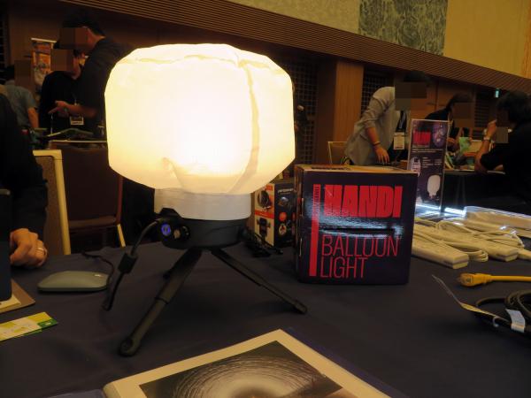 軽量で持ち運びに便利なキャンプ用小型「LEDバルーンライト」。三脚、フック、強力マグネット付きで、吊るしたり金属面を取り付けたりと、どこでも使用できます。360度全方位照明で死角なし。　青暘企業股份有限公司