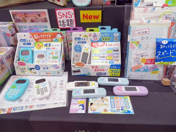 ソニックの電子ドリル「ピコトレ英単語700小学生レベル1日5分音でそだてる英語耳」は、音で育てる英語耳、受験に役立つ小学生レベルの約700英単語を収録。覚えるコツも身に付く、正しい発音・スペル・意味を一台で学べる4ステップ学習。1日5分を習慣していく
