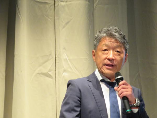 栗林社長は環境への取組について「この2、3年、社会、お客様の環境認識が高まりを実感している。私どもは、お客様が抱える課題を一緒に解決していかなければいけない。具体的には乾式オフィス製紙機『ＰａｐｅｒＬａｂ』やインクジェット技術を活用したCO2削減など、環境優良商品の活用した提案をしている」と述べた