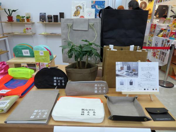 NUNOGAMI（布紙）は、「洗える縫える紙」という驚異的な機能性で、今や世界が注目する革新的素材です。見た目と手触りは紙そのものですが、特殊加工された繊維が繰り返しの水洗いに耐える強度を実現。その軽やかな質感とは裏腹に、布や革に劣らないタフさを持ち、バッグや小物、文房具など、幅広い製品に応用できます！　CP JAPAN TRADING