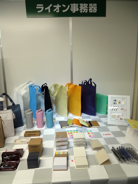 ライオン事務器のノベルティ提案「カラフルトートバッグ」「メタルラバータッチペン」「牛乳パックメモ」