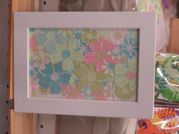 ひとつひとつ手作りのペーパーフラワー　リラクラフトの「お花フレーク」　オリジナルアート作品作りに