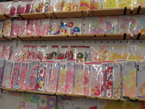 ひとつひとつ手作りのペーパーフラワー　リラクラフトの「お花フレーク」スマホケースや手帳カバーのデコレーションに