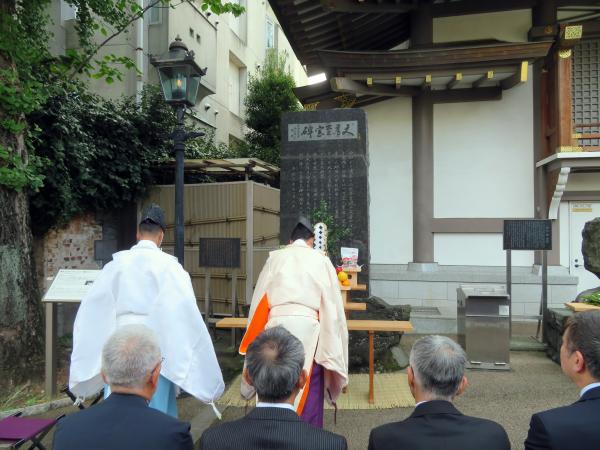 東京・湯島天神で「文具至宝碑」の前で修祓の儀を厳かに執り行われた