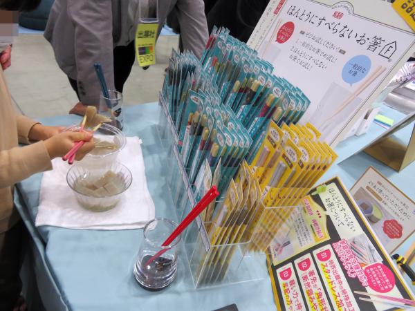 「ほんとうにすべらないお箸」は、お子さまのお箸トレーニングから普通のお箸へ移行するときや、ご年配の方も力を入れなくて使えるのでギフトにもおすすめ　日本クリノス