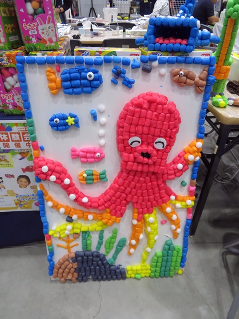 トウモロコシのデンプンで出来た韓国のおもちゃ。デンプンが糊代わりになるので接着剤いらず。少量の水に浸けるだけでペタッとくっつき、簡単に立体遊びができる「ファニーコーン Funnycorn」ドラパス