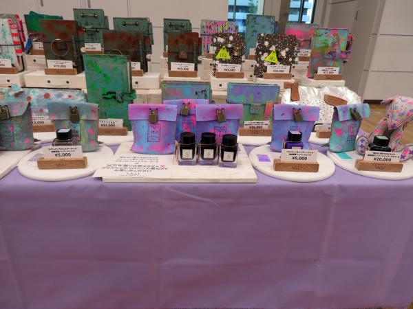 革作品「みずいろゾウさんピンク」から　インクの色を調合。パステルグレーに乗った　きらっきらな虹色のラメが　ミラーボールの道すじに見えたので　新たにインクの名前をつけました「67/90　みずいろゾウさんミラーボール　パステルグレーインク」。染料ベースにライトブルー・ライトパープル・ホワイトの顔料+ミラーボールのようなラメ入り（顔料とラメが入っているため万年筆には使えません）ガラスペン・つけペン・筆などでおたのしみください。1+11Tokyo