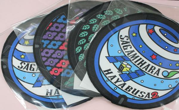 相模原市内のデザインマンホール蓋ミニタオルを８種類店内にて販売中