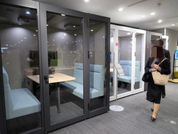 「＜DelicaBooth（デリカブース） type S＞　機種追加」天井高が低い空間にも設置しやすい個室ブース「デリカブース type S」に、1人用（スタンダード）・2人用・4人用を追加。最大40インチまでのモニターの取付けが可能なタイプもラインアップ。1人での集中作業から対面で行う面談や小規模ミーティングまで、こもって行う様々なシーンに対応