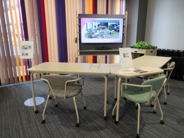 「＜Minera（ミネラ）＞　六角形テーブル ＆ ディスプレイスタンド ラインアップ追加」アイテムの組み合わせやレイアウトによってフレキシブルな空間づくりをサポートするMineraシリーズに、気軽なコミュニケーションを促進する六角形テーブルと、背面のフェルトパネルが様々な空間になじむディスプレイスタンドを追加。キャスター付きで一辺600㎜を共通化したMineraシリーズは、スピーディーにサイズを揃えて配置変更でき、アジャイルなワークシーンに対応