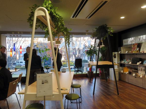 「コミュニケーションテーブル　＜Fremia（フレミア）＞」オープンスペースのシンボルとしてワーカーを惹きつける、タワー型テーブル。カフェスペースなどに設置することで自然と会話が生まれ、気軽なコミュニケーションを促します。専用グリーンによる装飾で憩いの場づくりを提案