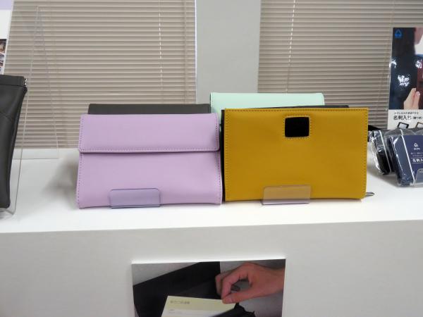 通帳ホルダー（アコーディオン式）。本体色は風・薫・大地・囲炉裏をイメージした「色語（いろがたり）」限定商品　コレクト