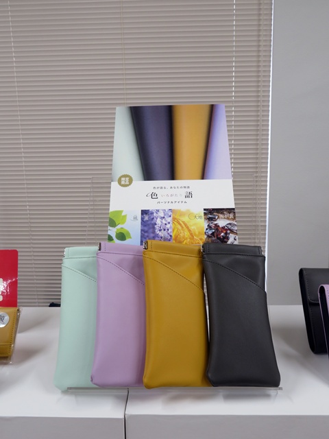 片手で開閉できる多目的ケース  メガネケースやペンケースとしても使える。本体色は風・薫・大地・囲炉裏をイメージした「色語（いろがたり）」限定商品 　コレクト