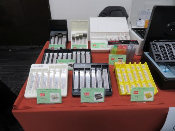 ひと目で分かる硬貨の合計金額と枚数！ 使いやすさを追求したレジ脇の定番！「 コインカウンター」エンゲルス