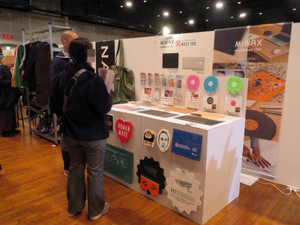 「ミワックス　ザ・カッティングマット」はその経験を生かし、単なる事務用品にはとどまらない、新たな価値を提案するカッティングマットとして「グッドデザイン賞ベスト100」を受賞