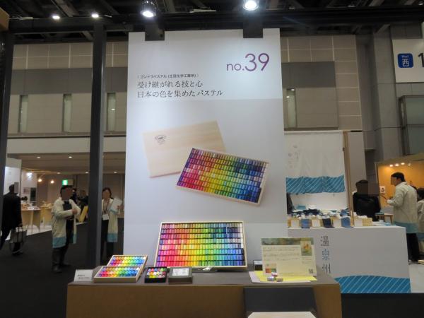 100年を超える歴史を持つ、日本で唯一のソフトパステル専門メーカー王冠化学工業所。ヨーロッパのパステルでは日本の風景が描けない。そんな画家の想いからゴンドラパステルは生まれました。日本の山や樹々が描ける、風土にあった色合い表現できる242色を取り揃えています