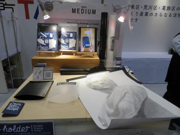 東京TASKものづくりアワード2025入賞製品　大きな紙を折らずに持ち歩きたい！デッサンなどで使う、B２や木炭紙判などサイズの大きな紙を折らずに筒状で持ち運べる。使っていないときは、畳んでフラット、コンパクトに携帯できる「ディー・ホルダー」MEDUM