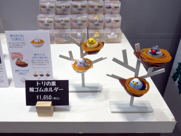 鳥好きにはたまらない、トリの巣をイメージした輪ゴムホルダーが登場。デザインは、ナミ文鳥・セキセイ・オカメ・シロ文鳥・スズメ・シマエナガ「トリの巣輪ゴムホルダー」bitte