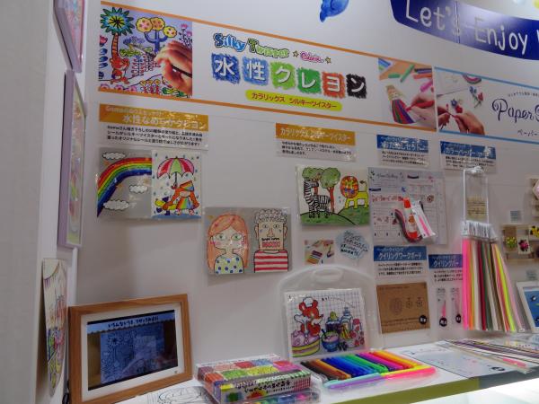 なめらかな描き心地が特長の水性クレヨン「カラリックスシルキーツイスター」。鮮やかな発色で、クレヨン・パステル・水彩画のような表現も楽しめます。
